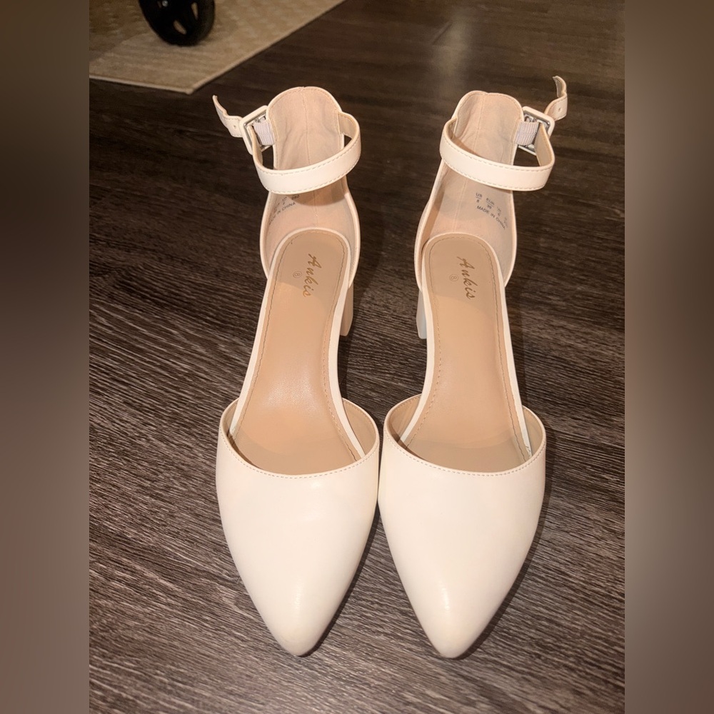 Ankle-Strap Pointed Toe Pumps in white -